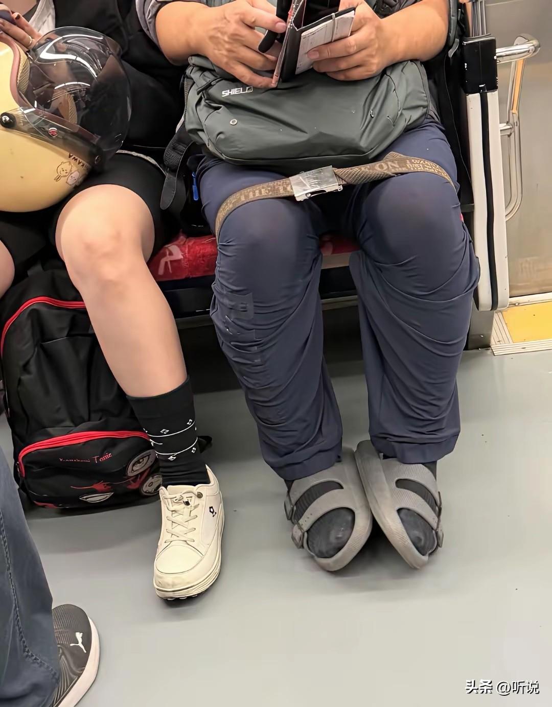 他坐车为什么把腿绑上？