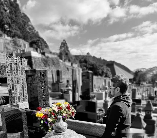 原田胜弘为坂垣伴信扫墓：永别了 并肩作战的战友2025年10月16日，曾开发过《