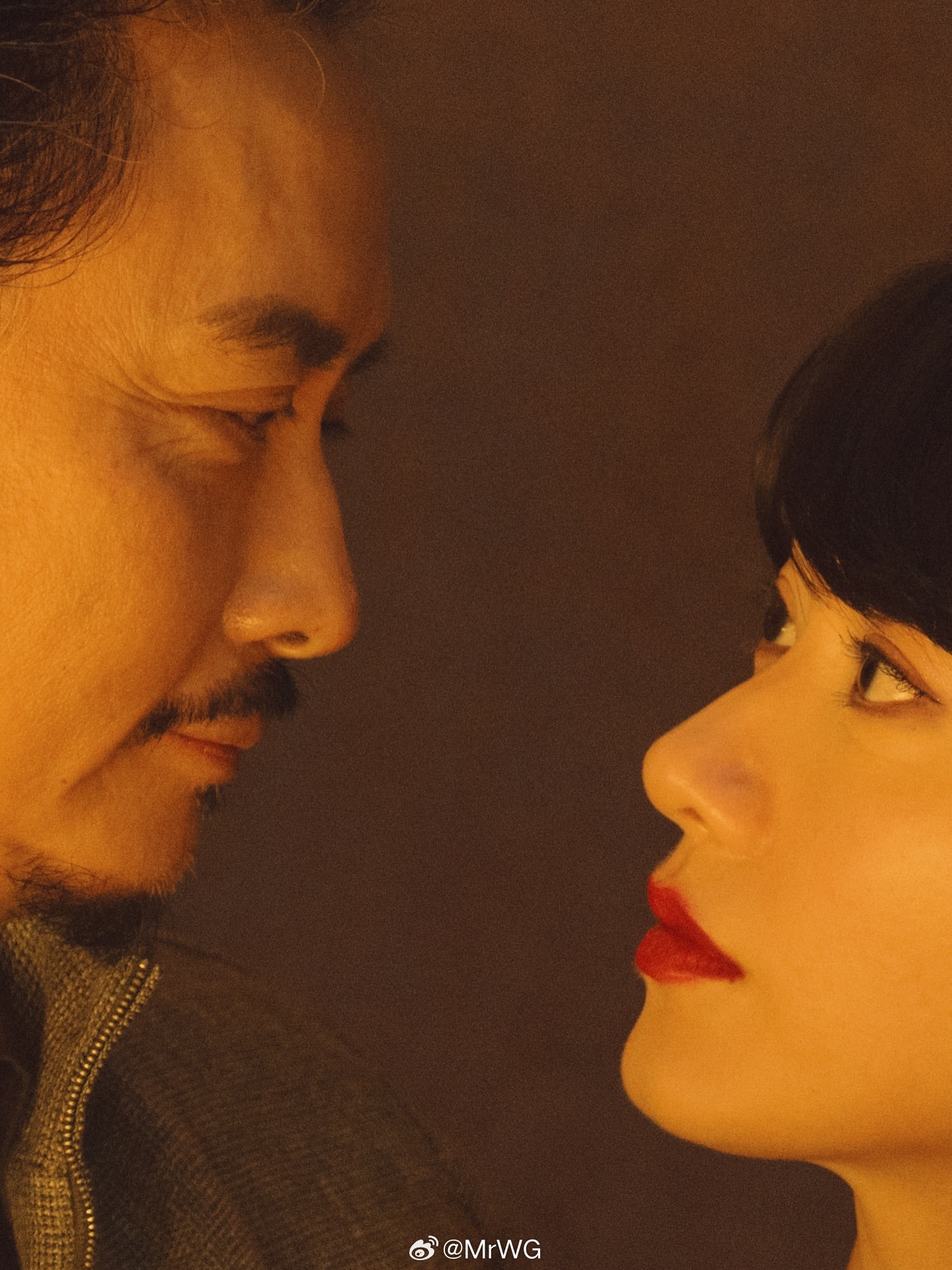 香港电影剧照拾遗 夜场的灯，亮得刚好；身边的人，依偎刚好；相拥、对视，双人舞的距