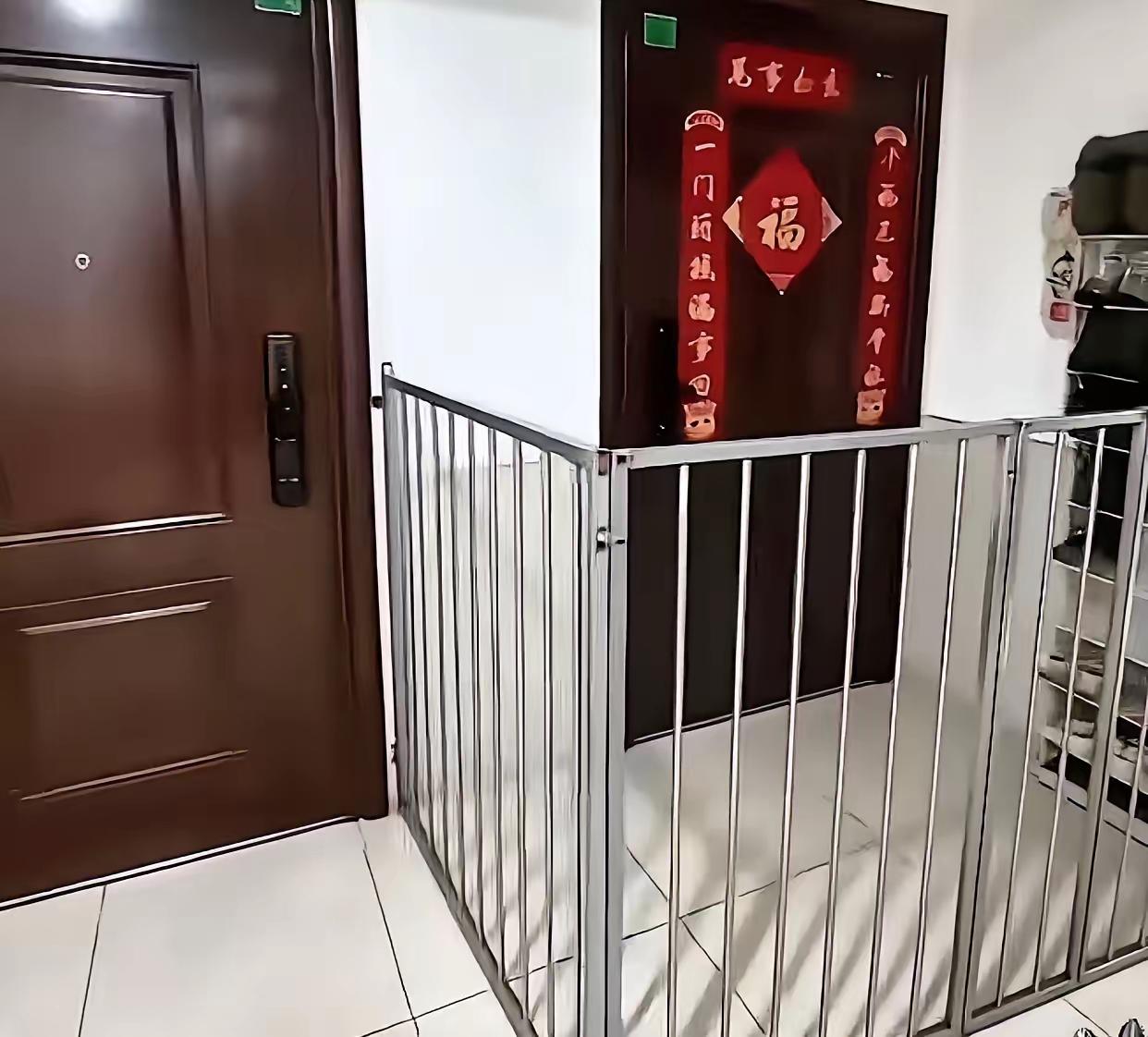 这家的人的做法实在是讨厌，安个栅栏不说，怎么能贴在别人家的门口，太霸道了，两脚给