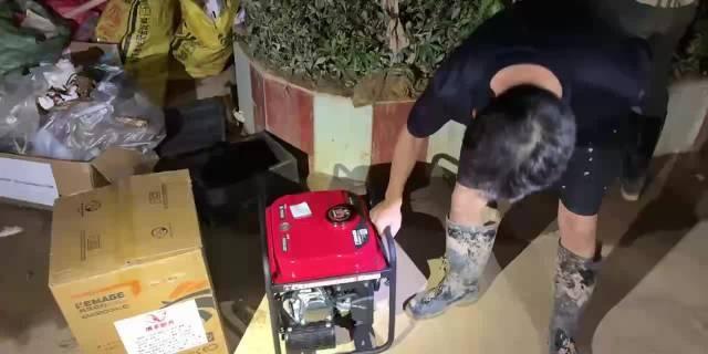 昨日22:00，携手明天51位爱心艺人的104台发电机，已运抵广西贵港市覃塘区三