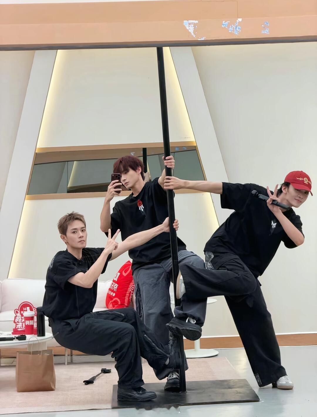 披荆斩棘[超话]你们仨练歌这么豪放吗对这页歌词做了什么从姚琛队长那里捡点骏骏你们