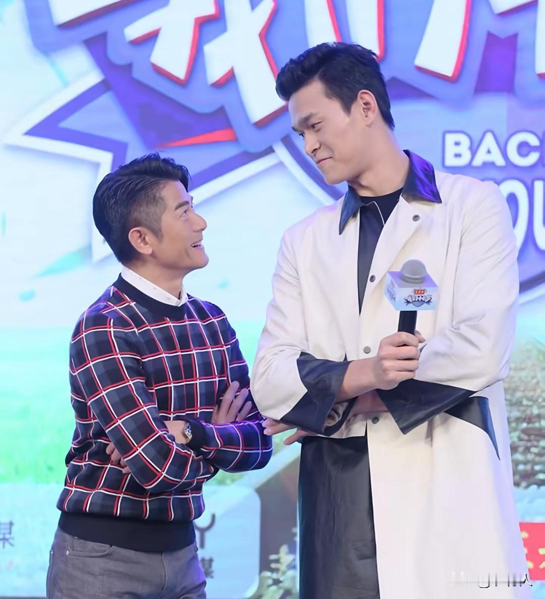郭富城和孙杨站在一块，就像一个小孩仰望父亲。目测郭富城也就1米6左右，孙杨比他整