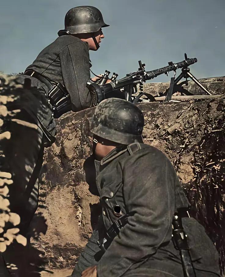 二战德军有两款“战场撕布机”相当凶猛。一款是MG - 42通用机枪，1942年开