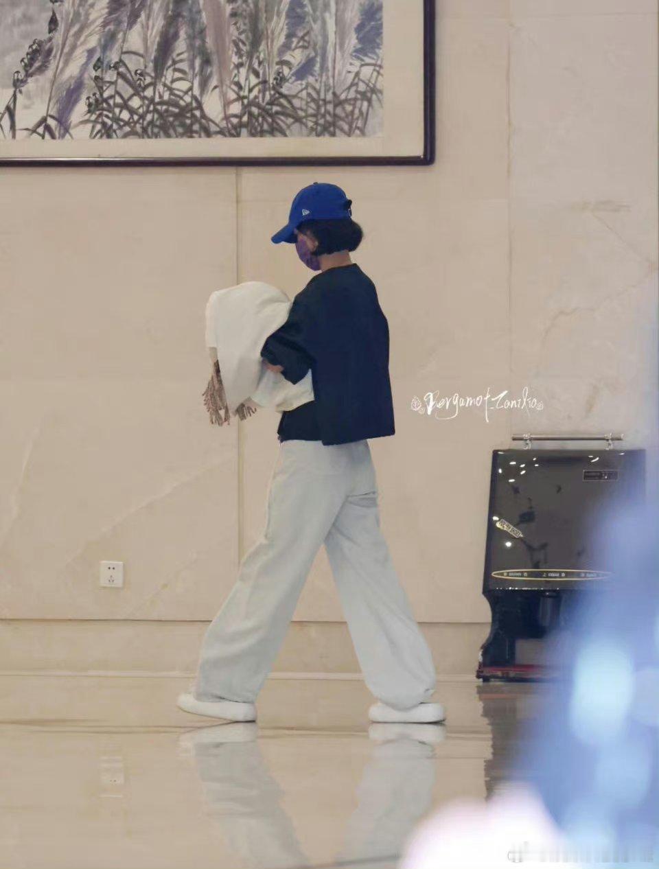 怎么能土成这样，素人都比她会穿吧 ​​​