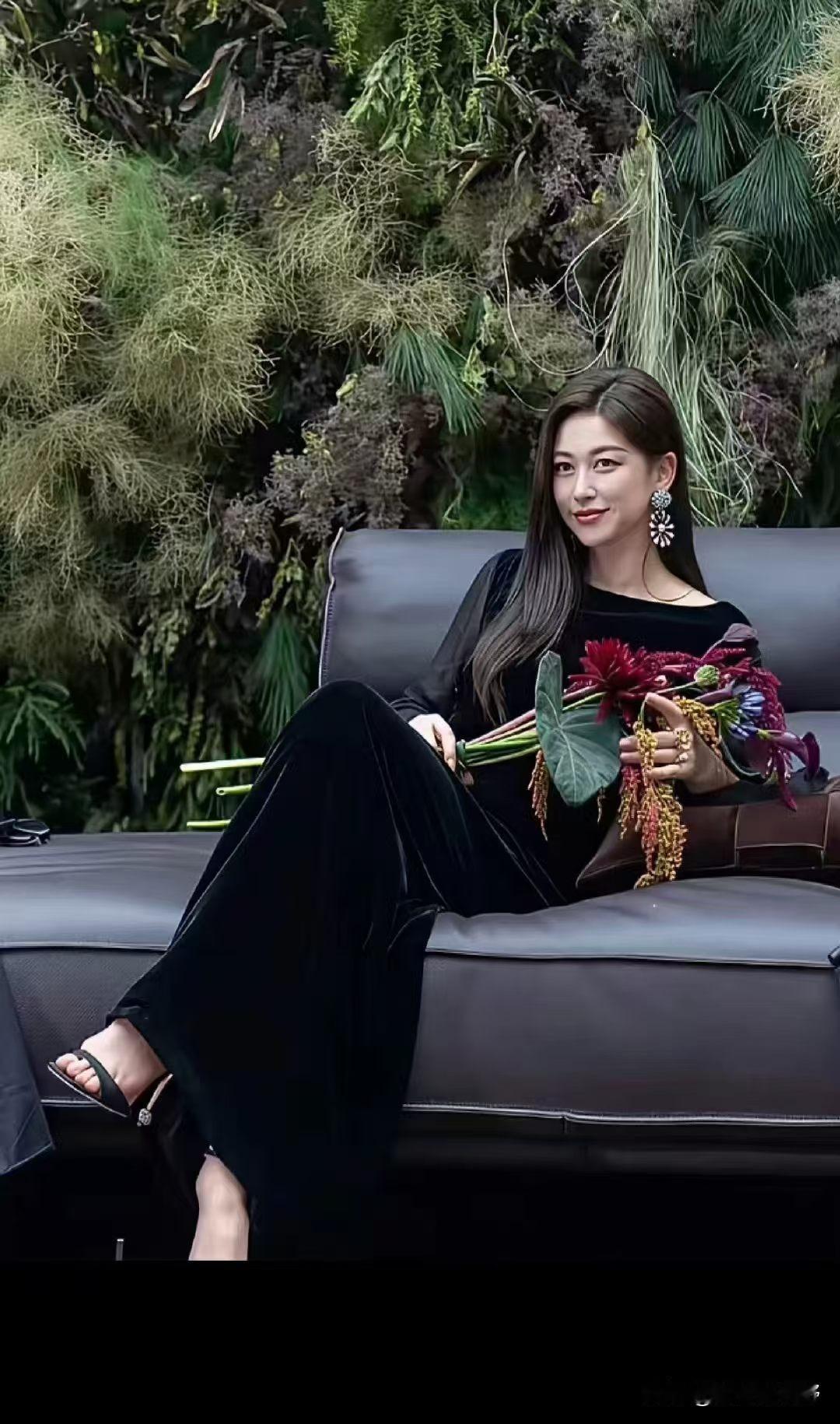 优雅黑裙，花束相伴，静享自然之美花海，花中人怎么拍显醉美 花海妹子人像照怎样拍才