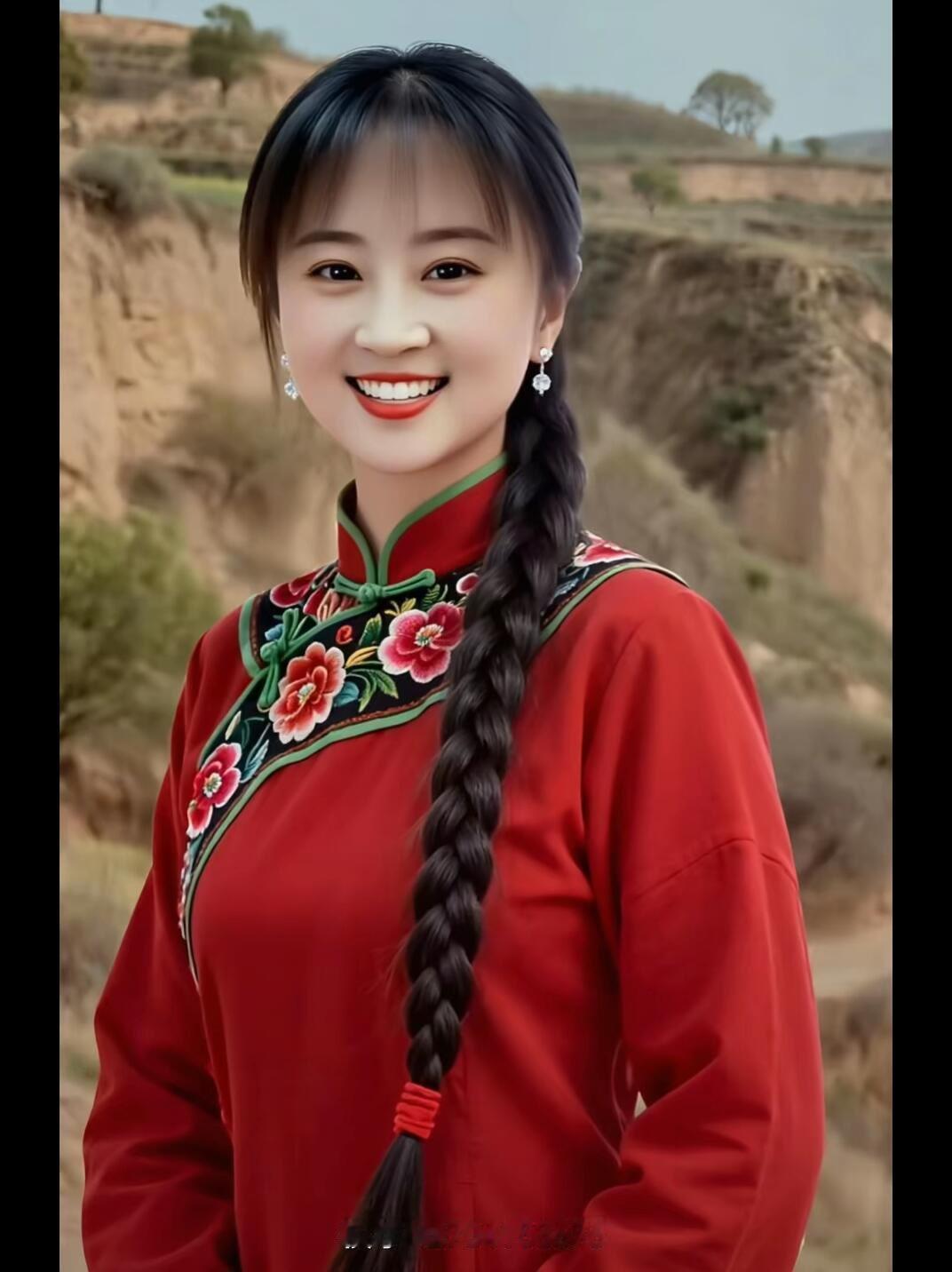 红衣少女，微笑如花，自然背景，美不胜收。