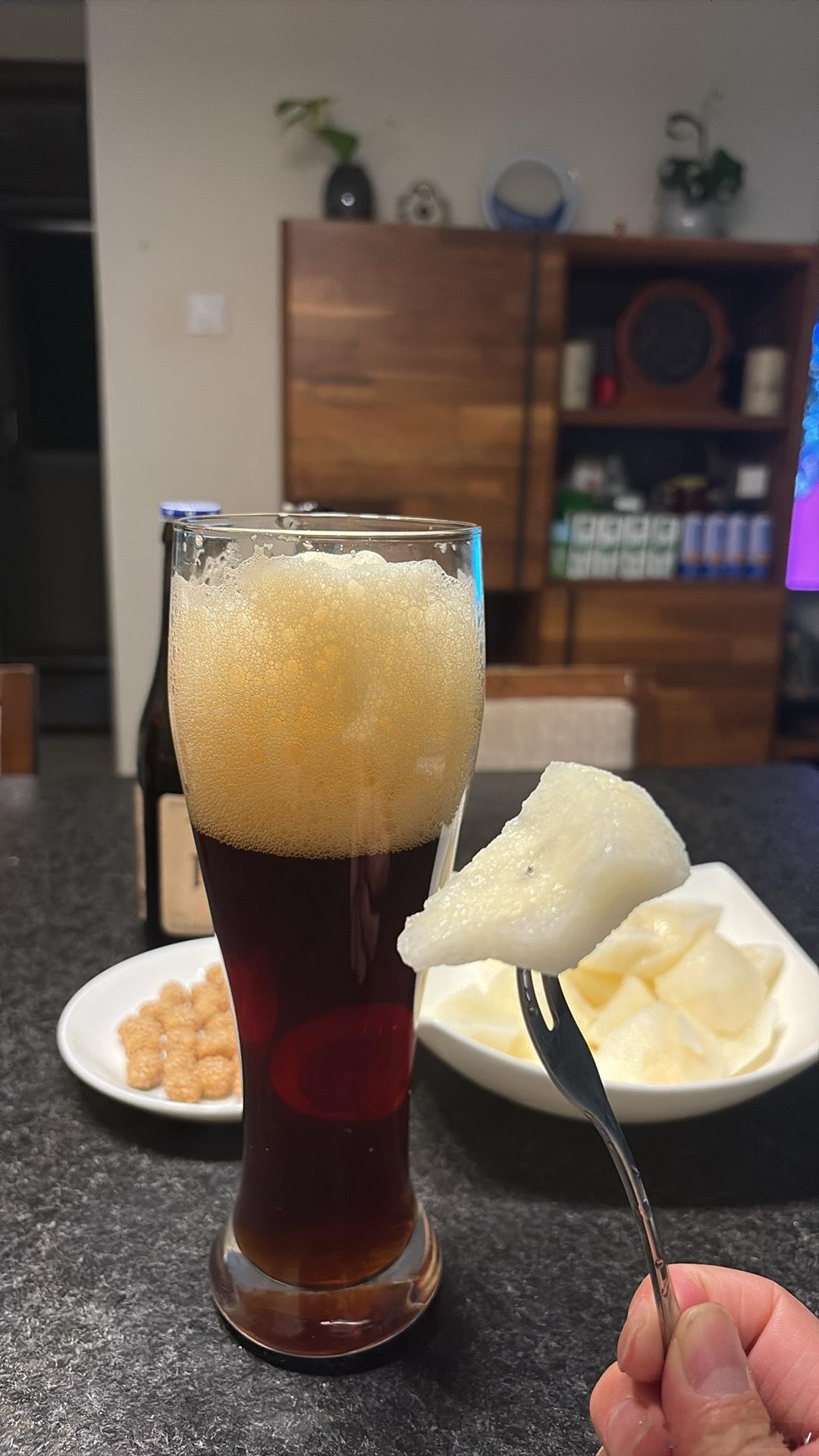 吃了饭 遛个弯回来路上突然想喝酒没来由的联系一老友他说家里没酒了我说：那你去附近