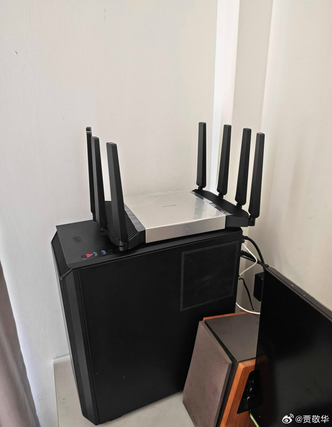 刚才去朋友办公室闲逛，他在显摆自己的网速有多快，还说他买的路由器很牛逼，有6根天