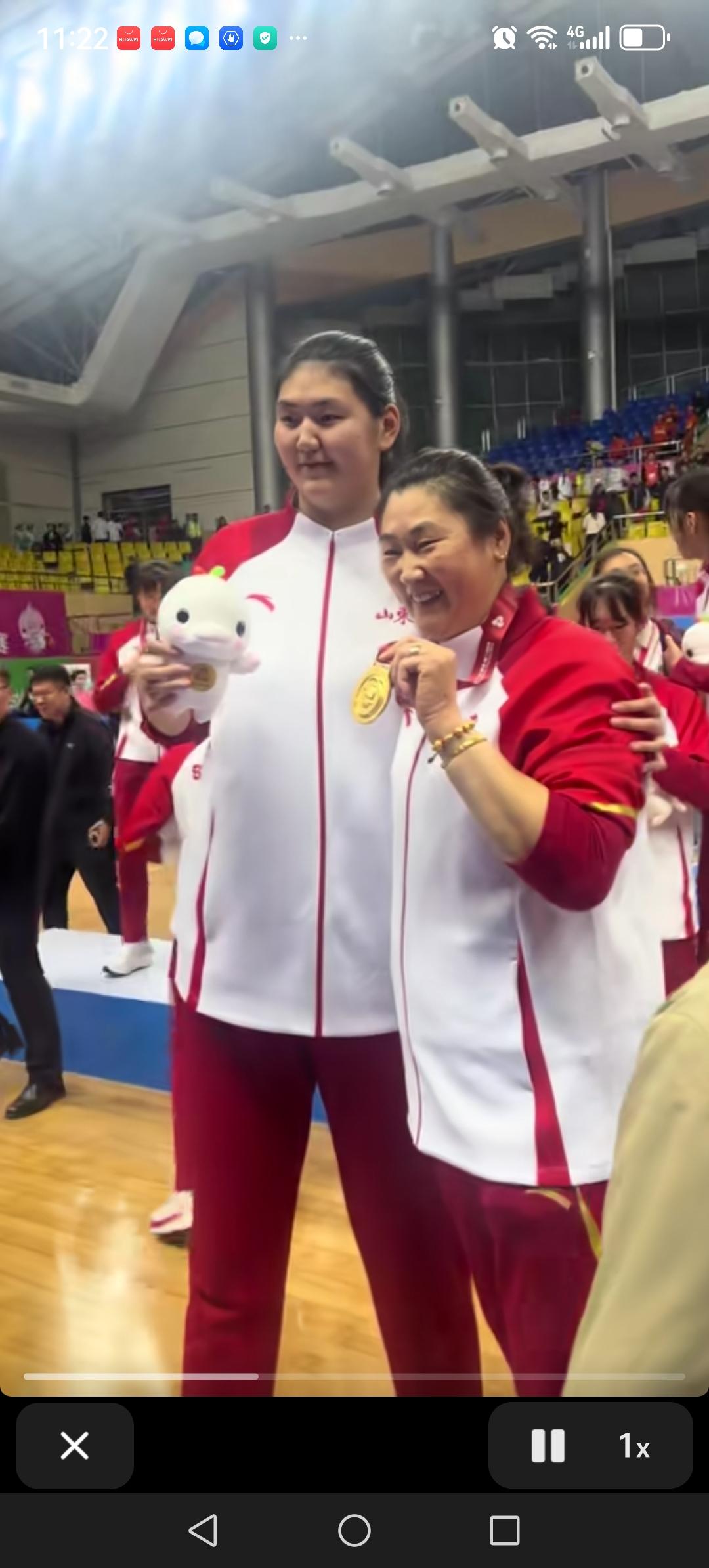 小巨人张子宇发威，带领山东U18女篮战胜江苏夺金牌。
昨晚山东队依靠张子宇的出色