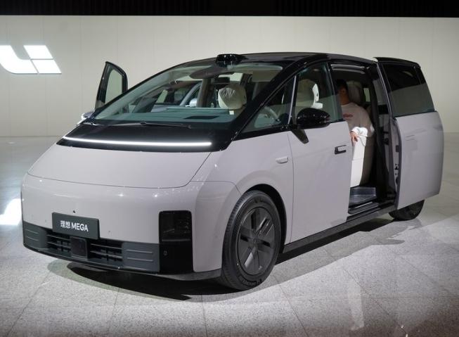 理想MEGA上市了，定价55.98万，比定价贵，但全系只有一款车，省得消费者纠结