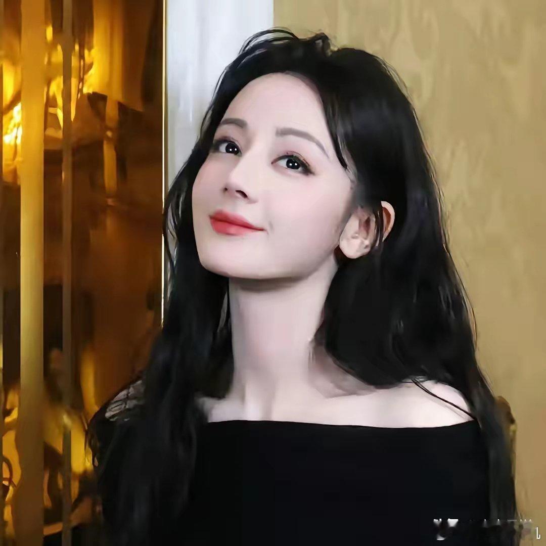 研究了大半天，终于从迪丽热巴身上发现了一个秘密，那就是30+的女人可以美可以丑，