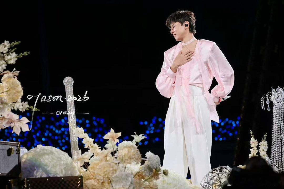 张杰换装talking 19年前的蝴蝶飞到了张杰演唱会 19年前盛夏的蓝蝴蝶，跨