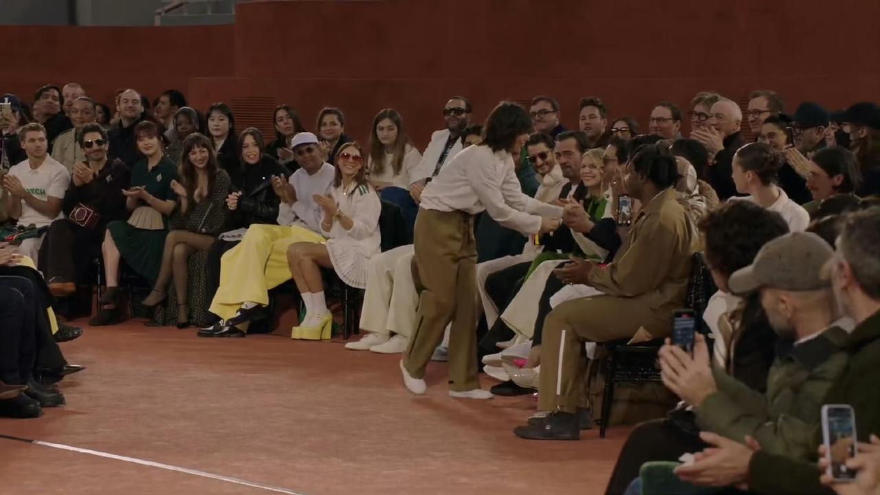 王一博 巴黎也有回南天设计师演我见到王一博
 
谁能抵挡王一博的魅力啊！连高冷大