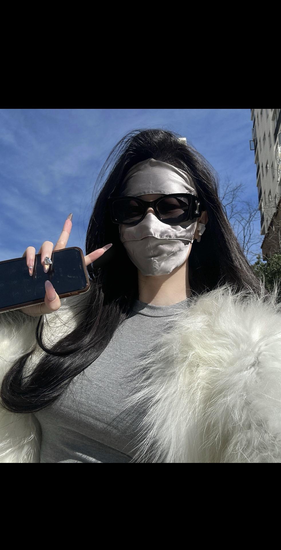 那就祝大家新年快乐啦。回家过年一次妆都没化过