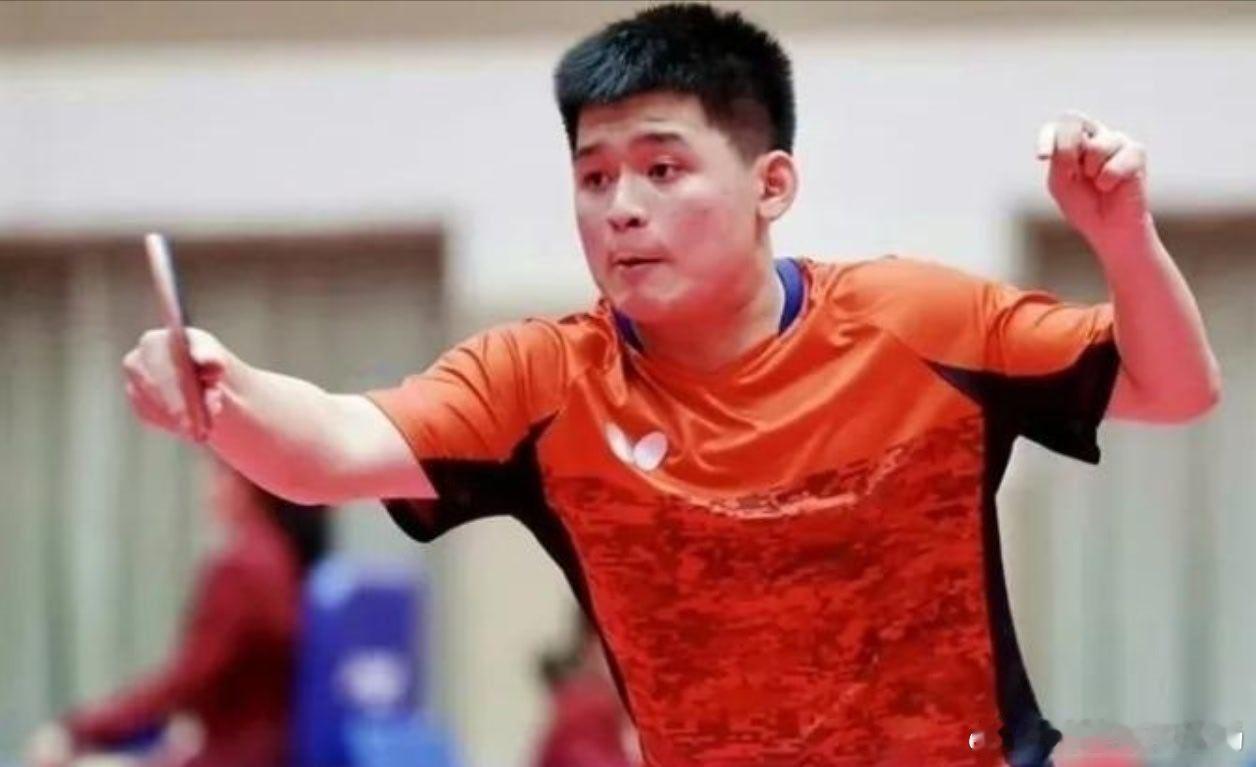 世乒赛男团夺冠后林诗栋回海南了！伦敦世乒赛的硝烟尚未散尽，国乒小将林诗栋就带着滚