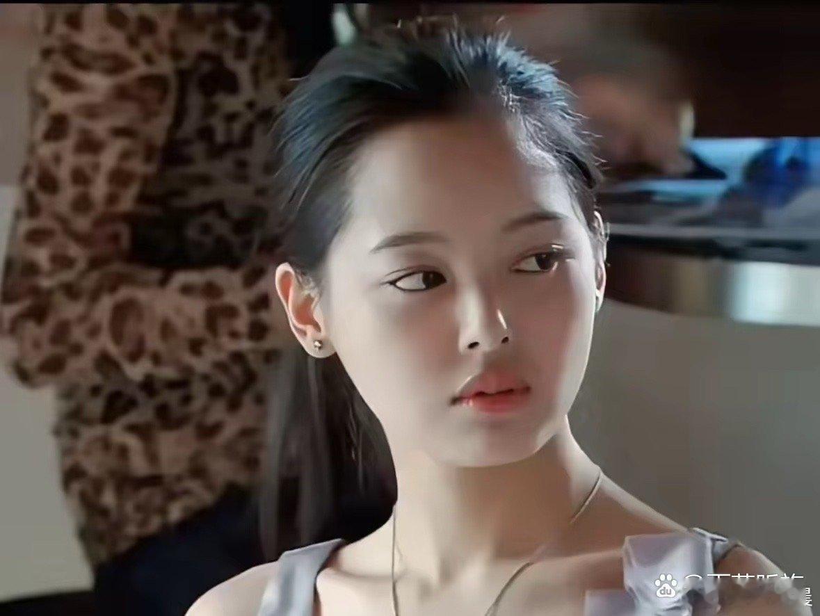 辛芷蕾刚出道，跟韩国演员rain的老婆好像，现在也算是老资格了，不过她好像作品也