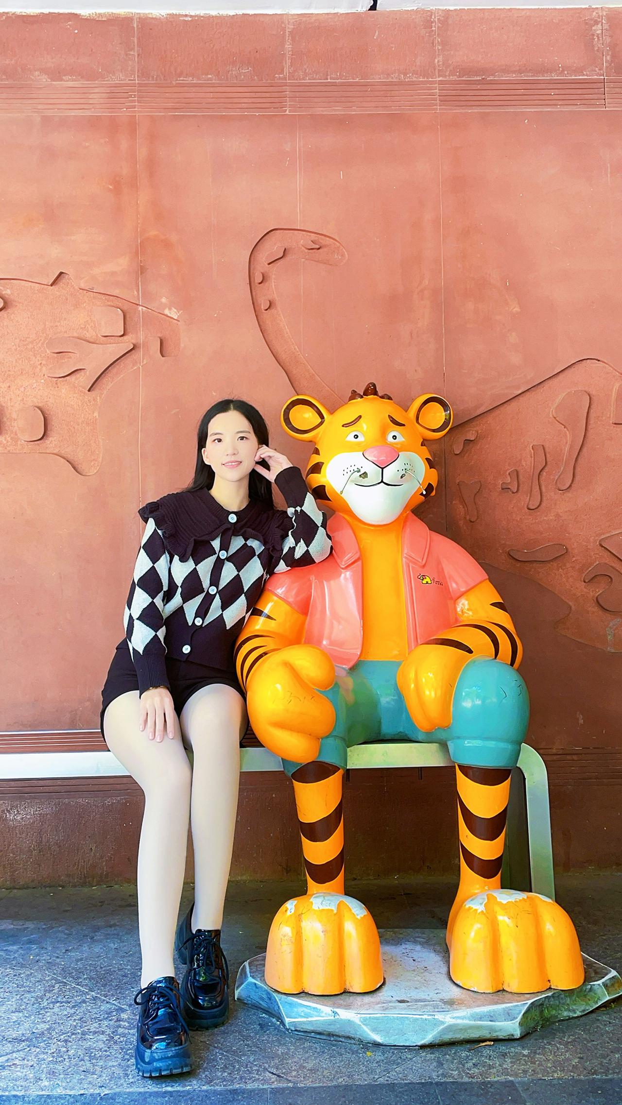 猜猜这是哪里？老虎卡通美女  黑丝 袜子