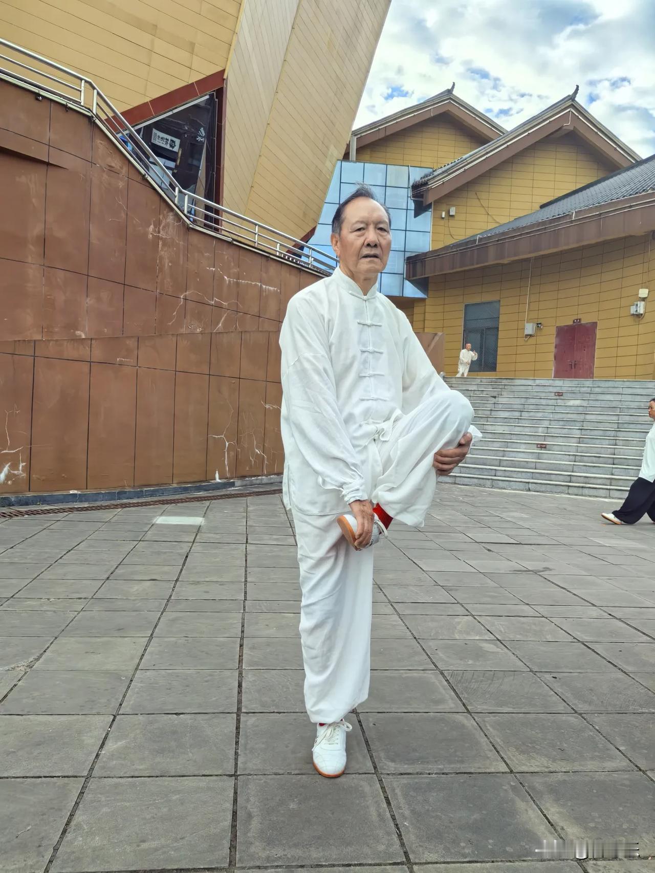 87岁大爷清晨练太极，这精气神让年轻人汗颜

清晨的黄水大剧院广场，摩天轮静立在
