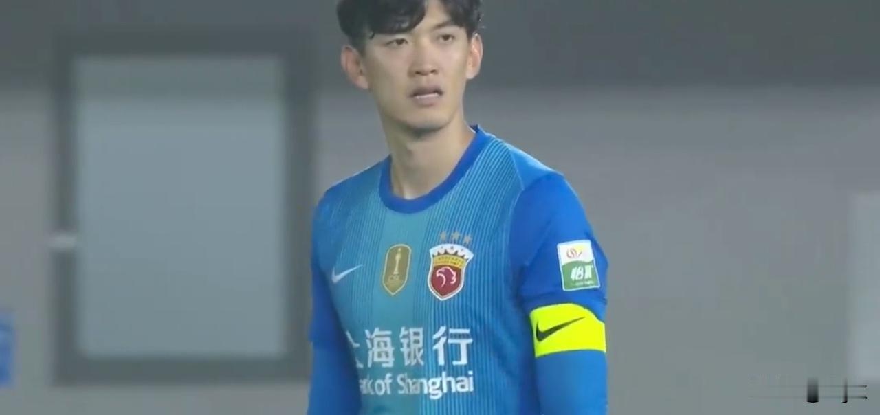 红牌埋下伏笔！颜骏凌望球兴叹！青岛西海岸终场连入两球，2-1战胜上海海港！

北