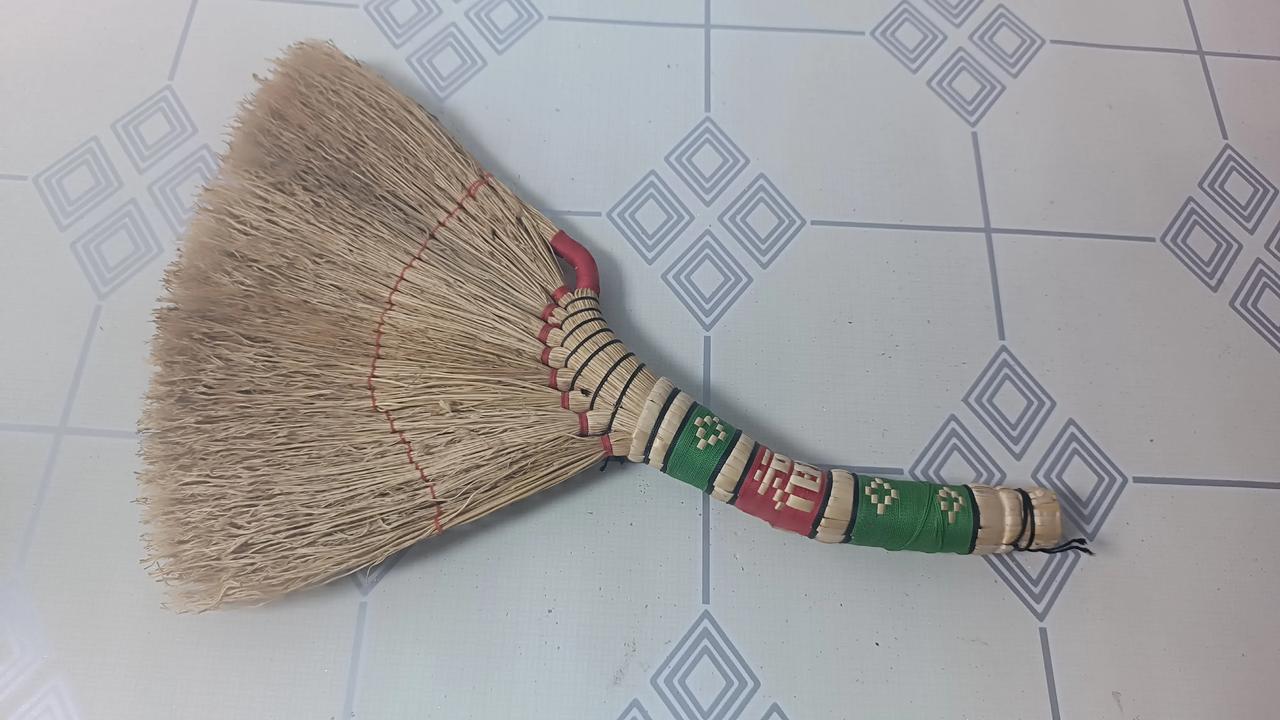 这把小笤帚做的真精致，简直就是一个工艺品！