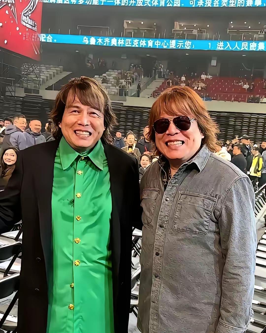 伍佰新疆演唱会撞上“复制粘贴”式粉丝，俩人同框连笑纹都像一个模子刻的。这粉丝不光