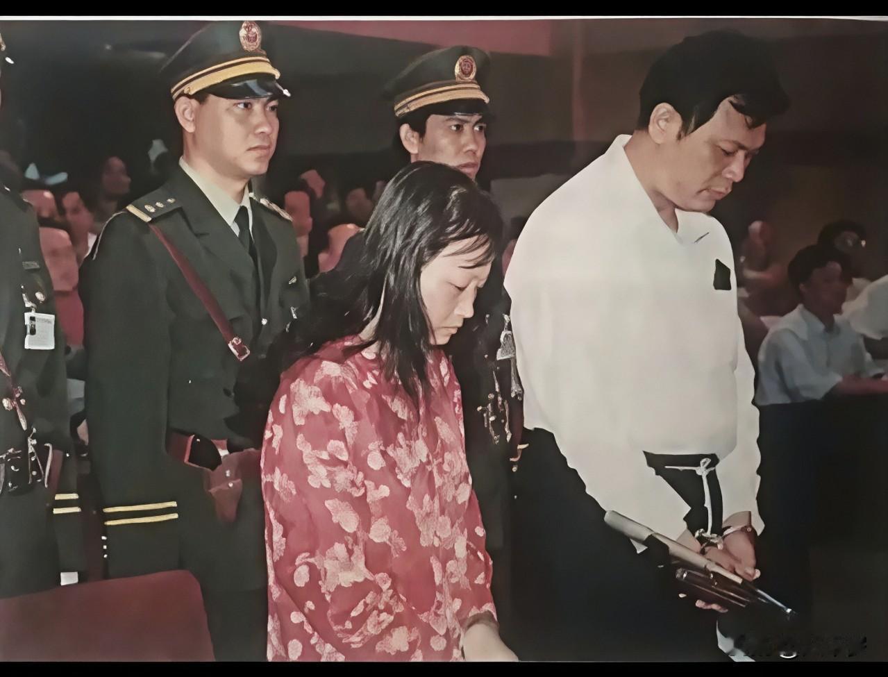 这个正在受审的男人名叫戚火贵，时年还不到50岁，曾担任过海南乐东县委书记和东方市