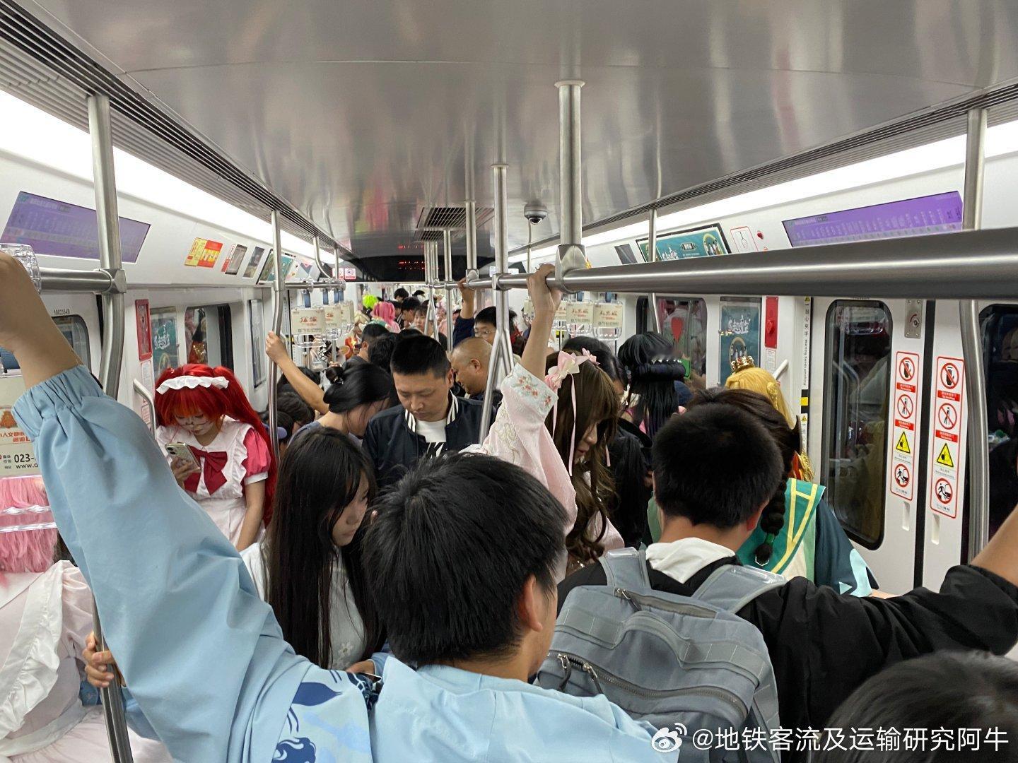 重庆轨道交通 网友：2026年05月02日（周六，五一假期第二天，阴有昏太阳，2