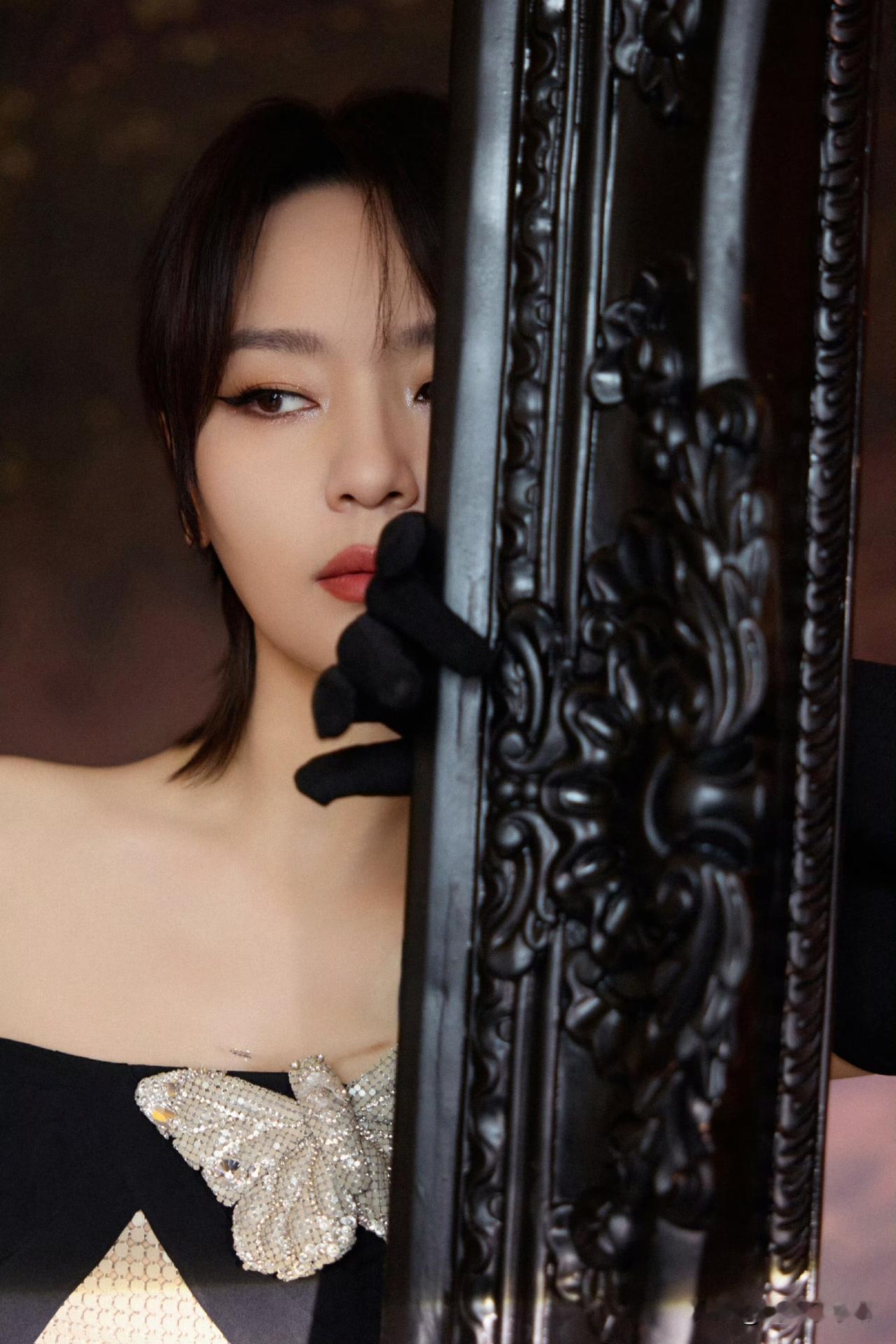 内娱资讯，周笔畅近日身着一袭钻饰抹胸礼服出席了“2026电影新春嘉年华”活动。