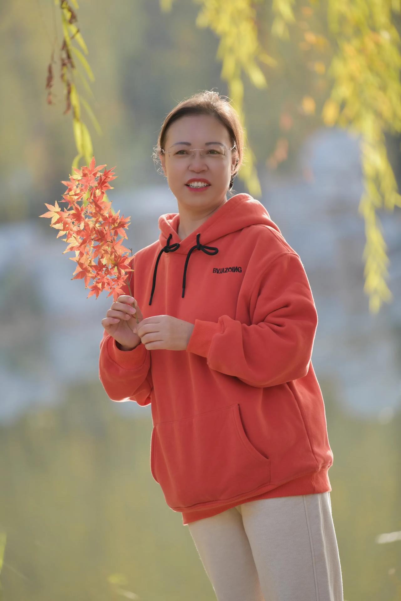 初冬时节，湖边的垂柳，拍摄于龙湖公园！