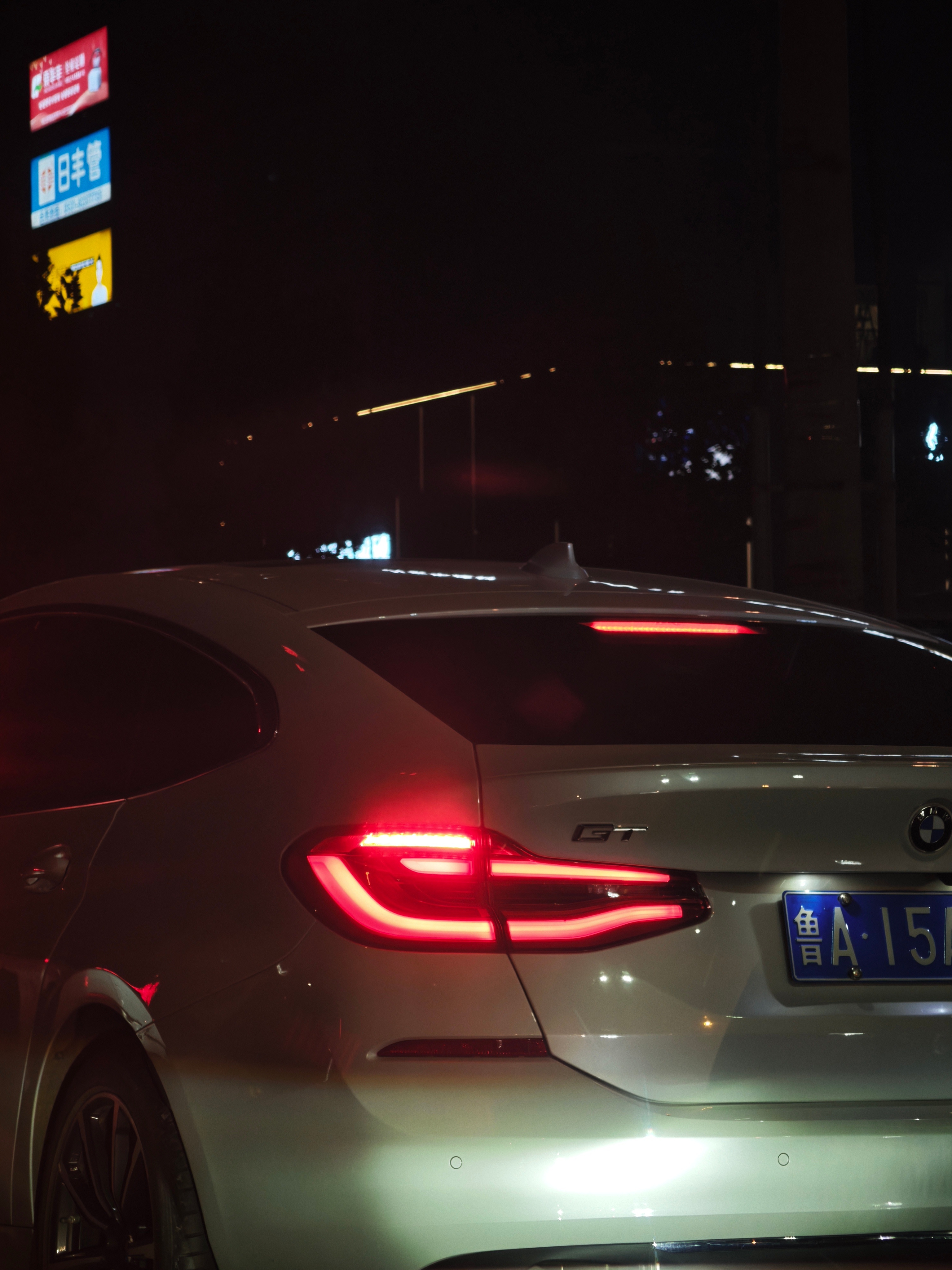 宝马的很多灯还是挺有设计感的最起码不是一条线