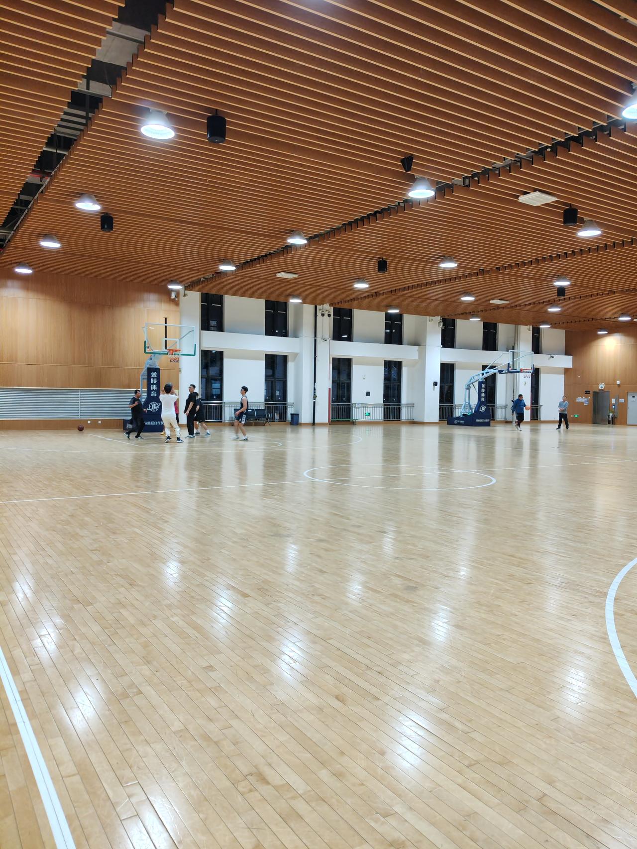 看了北京几个学校，北京的老师平均每周16个课时，工作量也挺大的。外来人口涌入的城