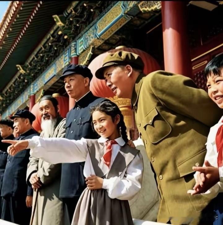 伟大领袖毛主席与人民心连心！[赞][赞]1953年10月1日在天安门城楼上，手指