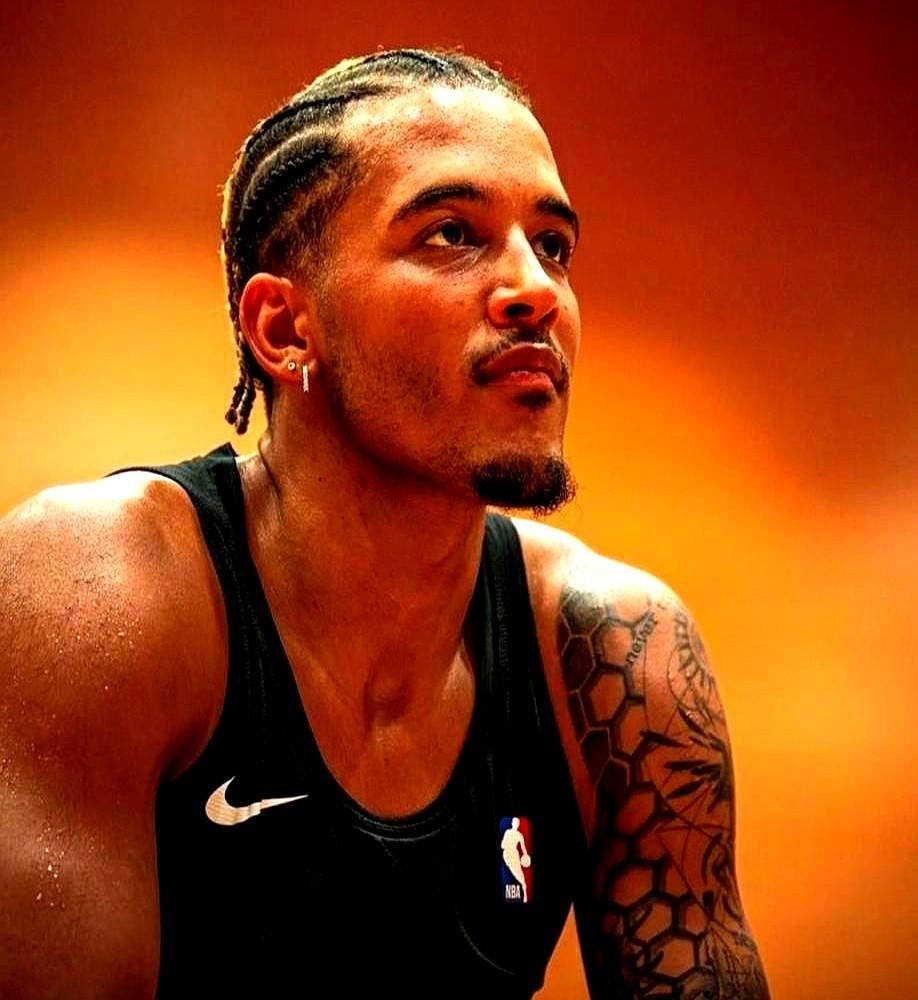 NBA最离谱的一条规则，被激活了。
瓦莱乔上半场还穿着骑士的球衣，下半场就被送到