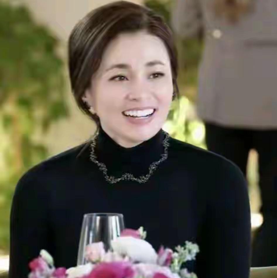 “红气养人”，稳居后位的苏提达，越来越典雅了！
不愧是泰王室后宫的当家人，苏提达