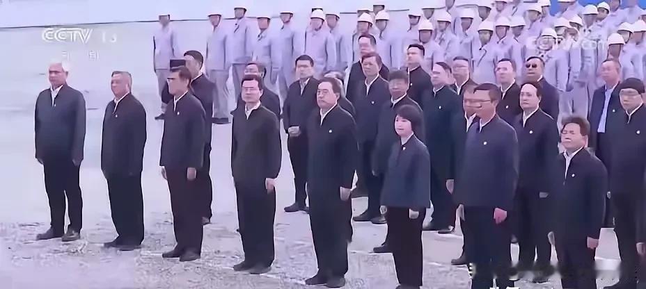 很多人都在热烈赞扬和热捧这张图！

说什么图中的人物都不一般；

说什么画个白线