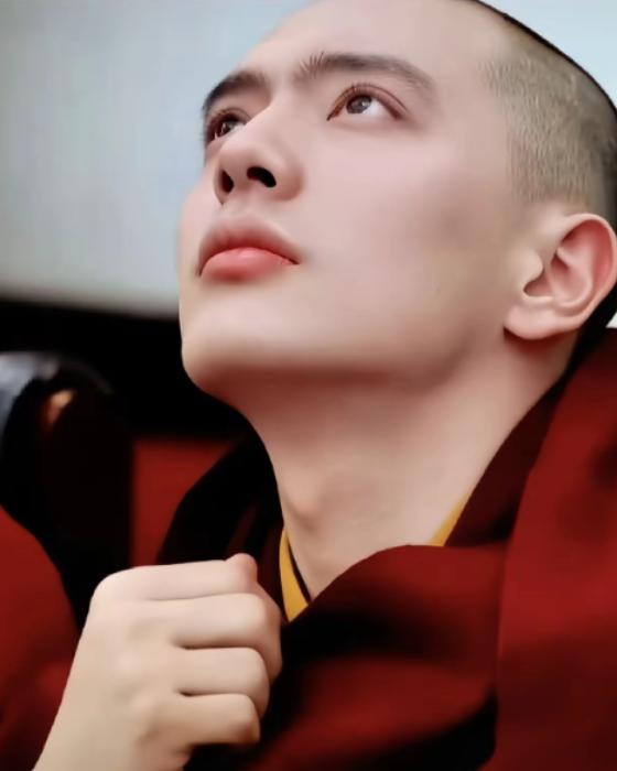 西藏活佛达隆爆火，不是因为活佛身份和佛学知识，而是因为颜值而走红。达隆活佛今年2
