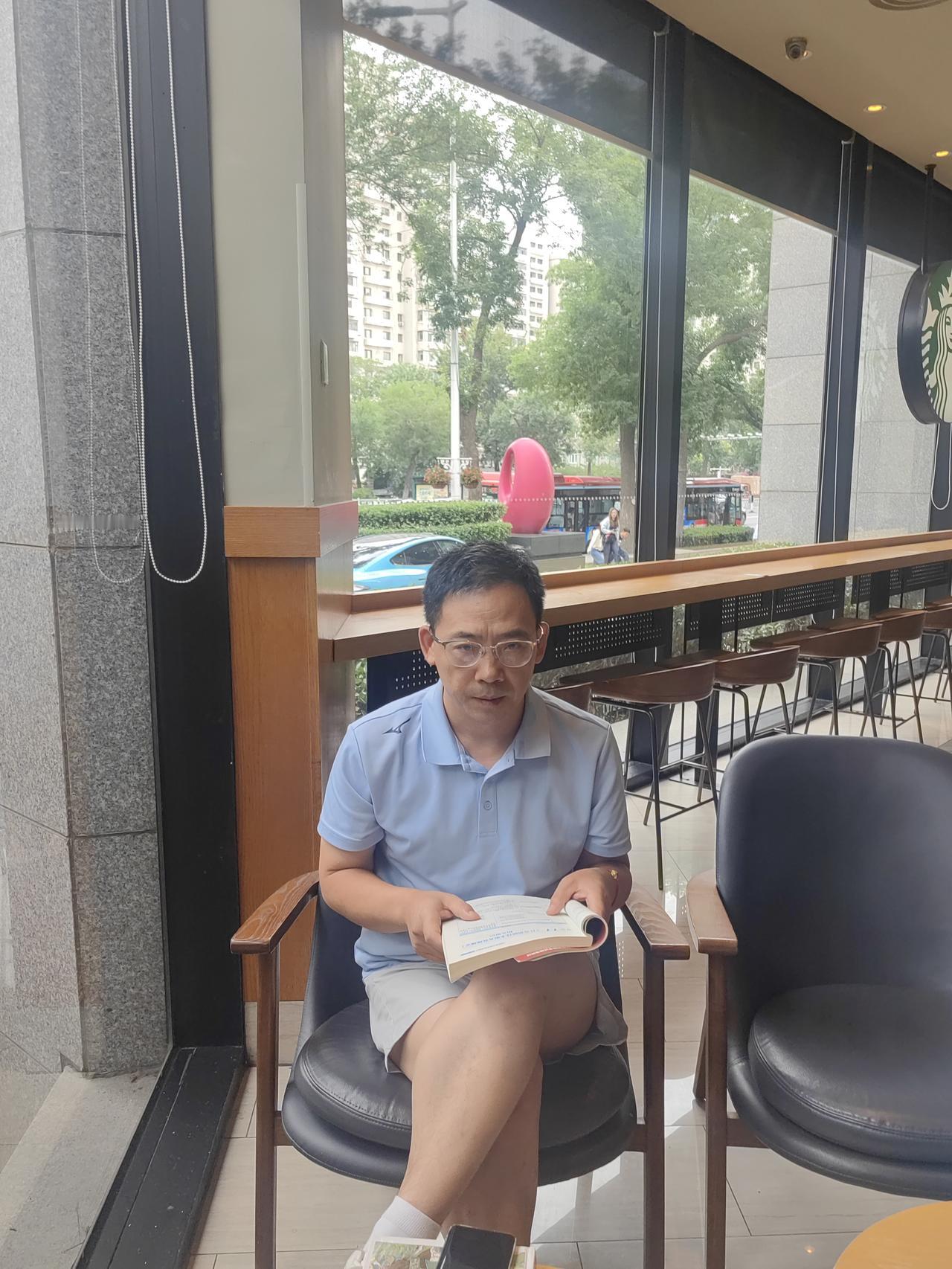 又来咖啡馆看书来了，本来想与女儿一起去自习室里看书，结果被女儿拒绝了，女儿说她所