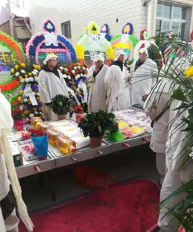 农村老人清晨离世，子女中午就办完火化，下午挖坑埋了，连灵堂都没搭。

村里老人炸