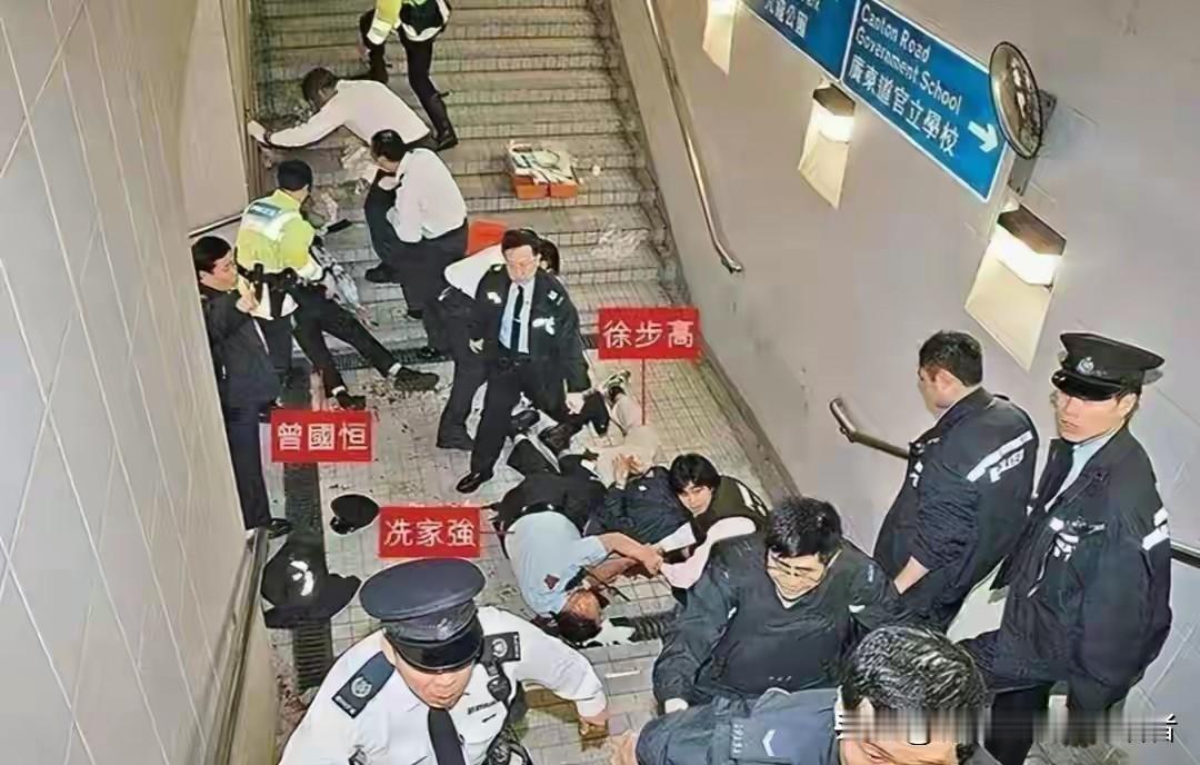 香港“魔警”徐步高：从警校尖子生到连环杀警凶手，五年三宗血案
 
2006年3月