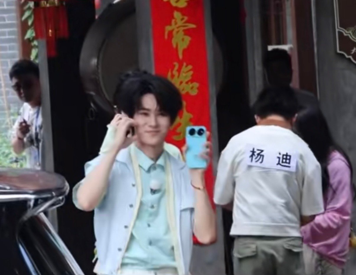 宋亚轩张真源严浩翔代言人自觉时代少年团超绝不经意展示新代言细节见专业！宋亚轩张真