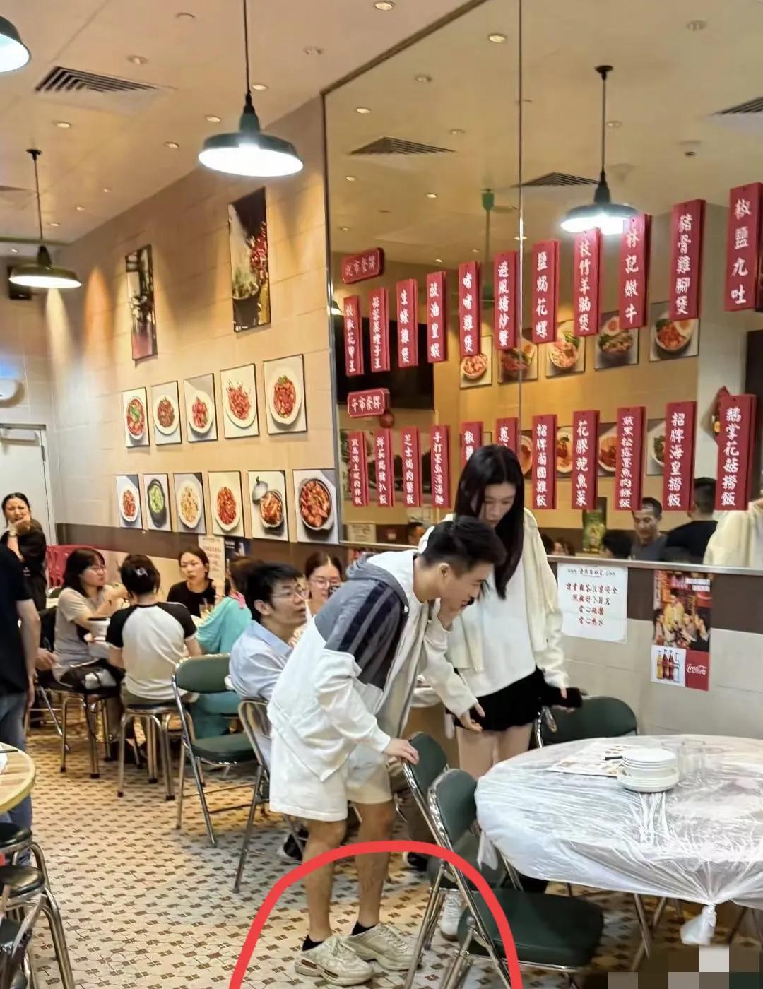 何猷君脚上那双鞋，不是大牌，是悄悄爆了。
Skechers和ROARINGWIL