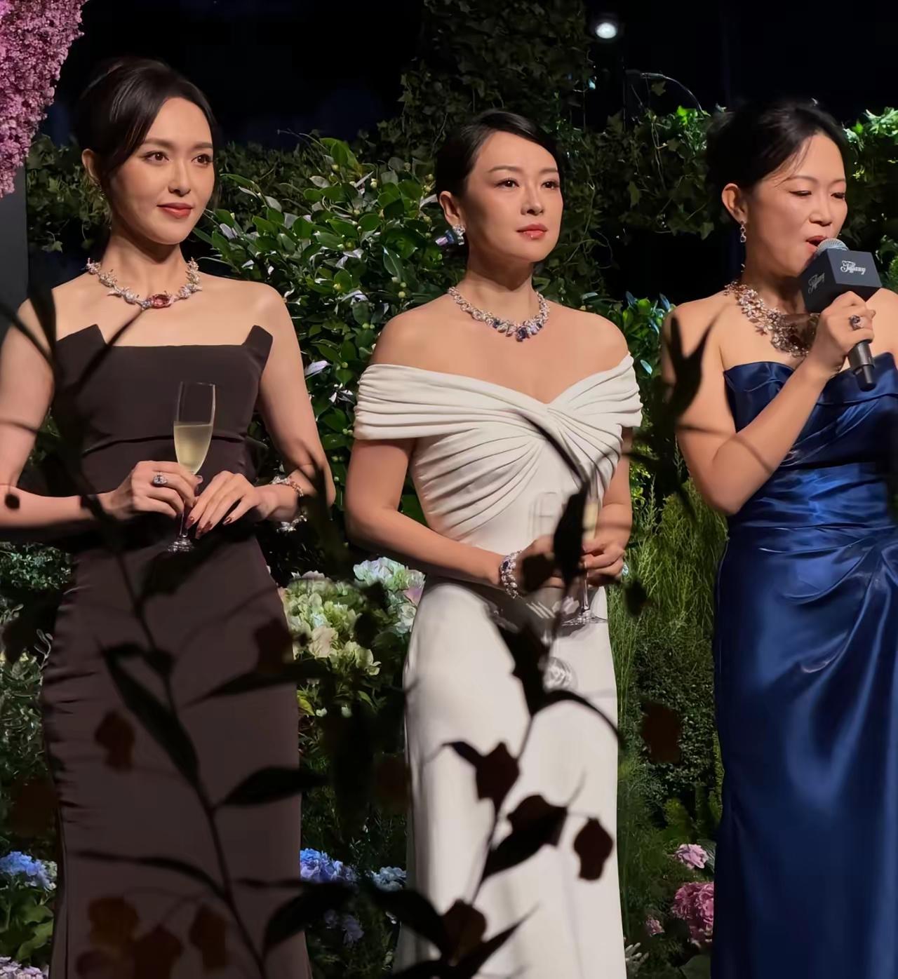 10月25日，章子怡与唐嫣同框亮相Tiffany &蒂芙尼晚宴，二人同框画面登上