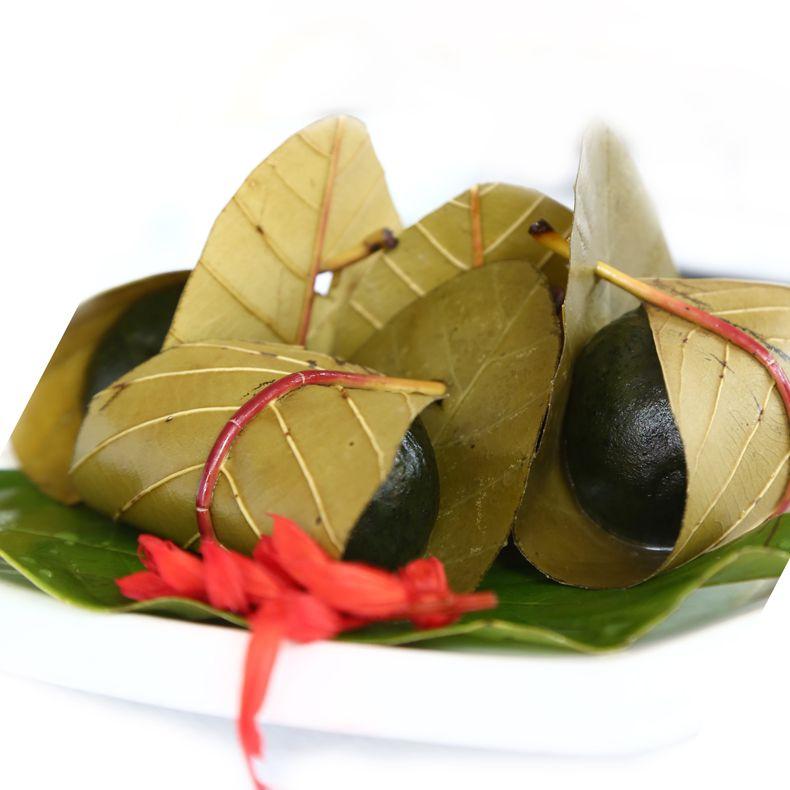 清明粑粑，湘西人称为“蒿子粑粑”，是清明时节用鲜嫩蒿草与糯米粉制成的传统时令小吃