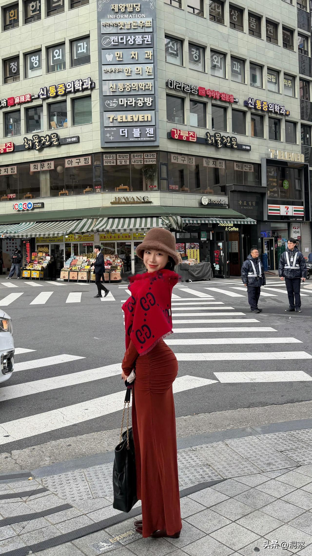 【体面，从来都是实力的勋章】

世人总爱仰望他人表面的光鲜，却看不见那身“体面”