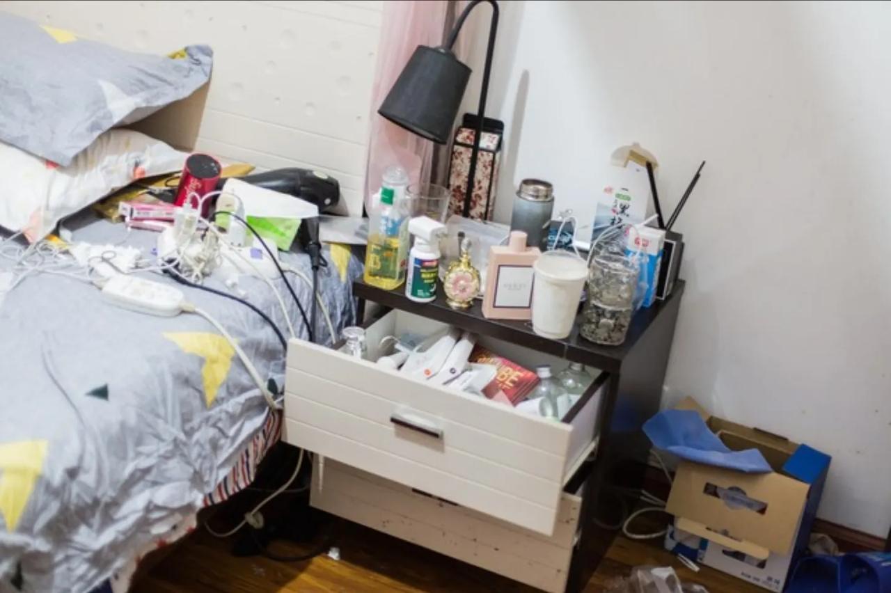 #万能生活指南# 刚回到老家我就发现我跟老公的房间里堆满了杂物，婚房变成了垃圾房