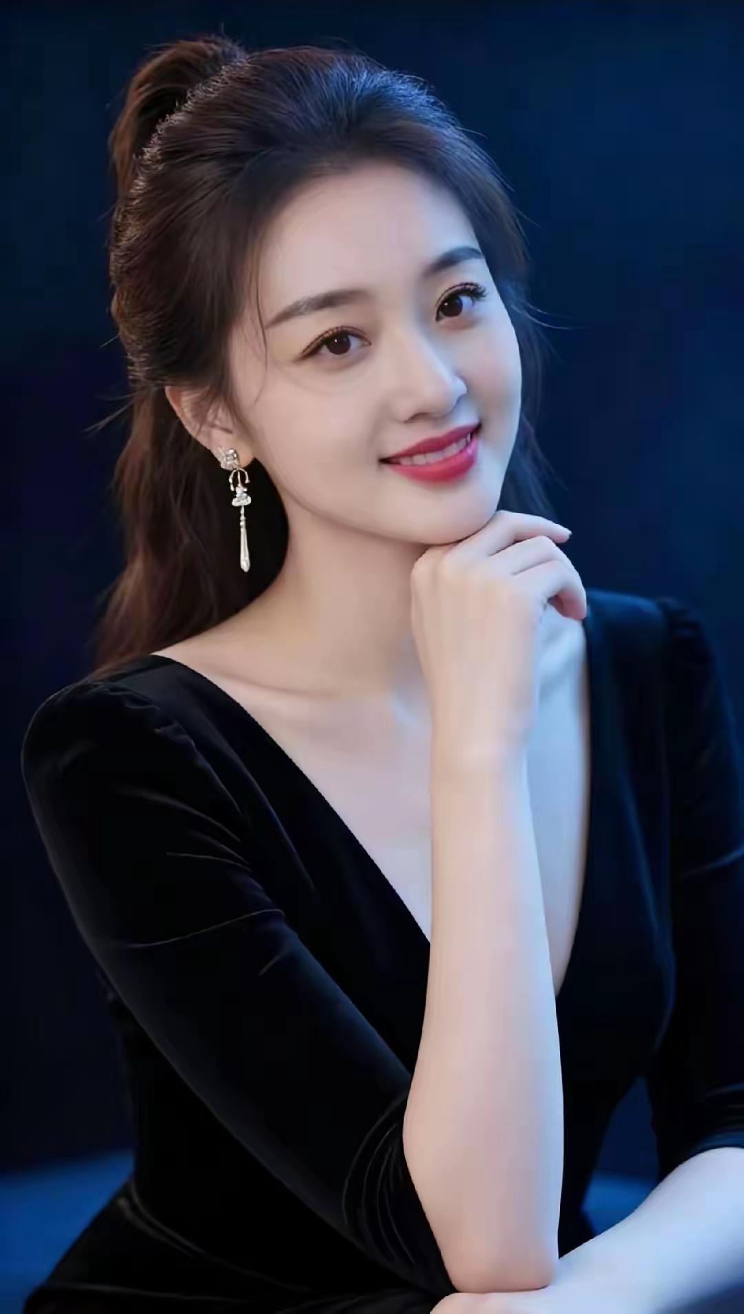 优雅黑裙，微笑如花，迷人气质，尽显风采🌟🍎🌸