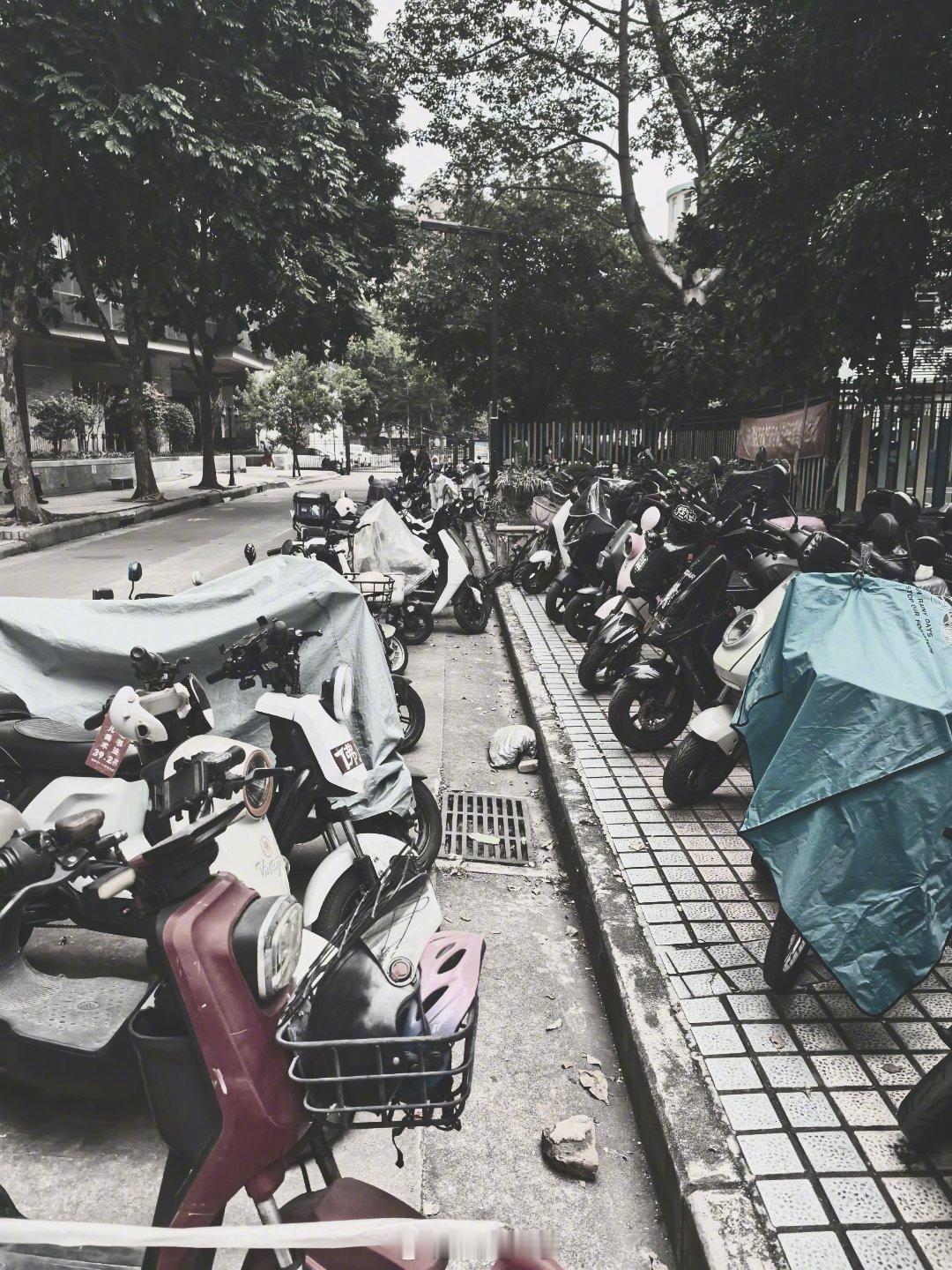 广州10号线地铁口的电摩停车场粤分享粤精彩跟着全运逛湾区冷空气或让广东干上加干 