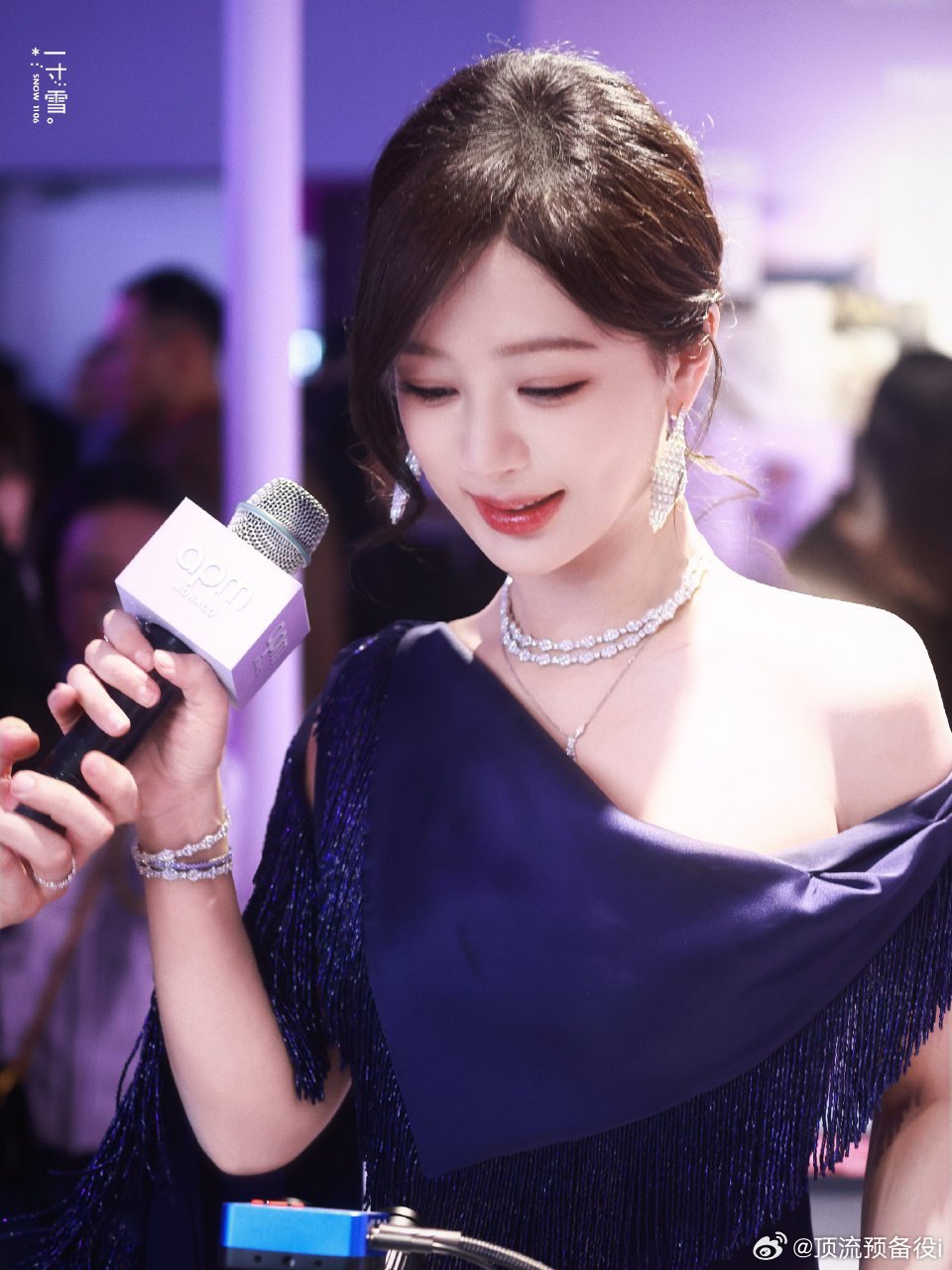 杨紫昨天品牌活动直拍！！ 紫色果然有韵味 美的我心突突一直跳 