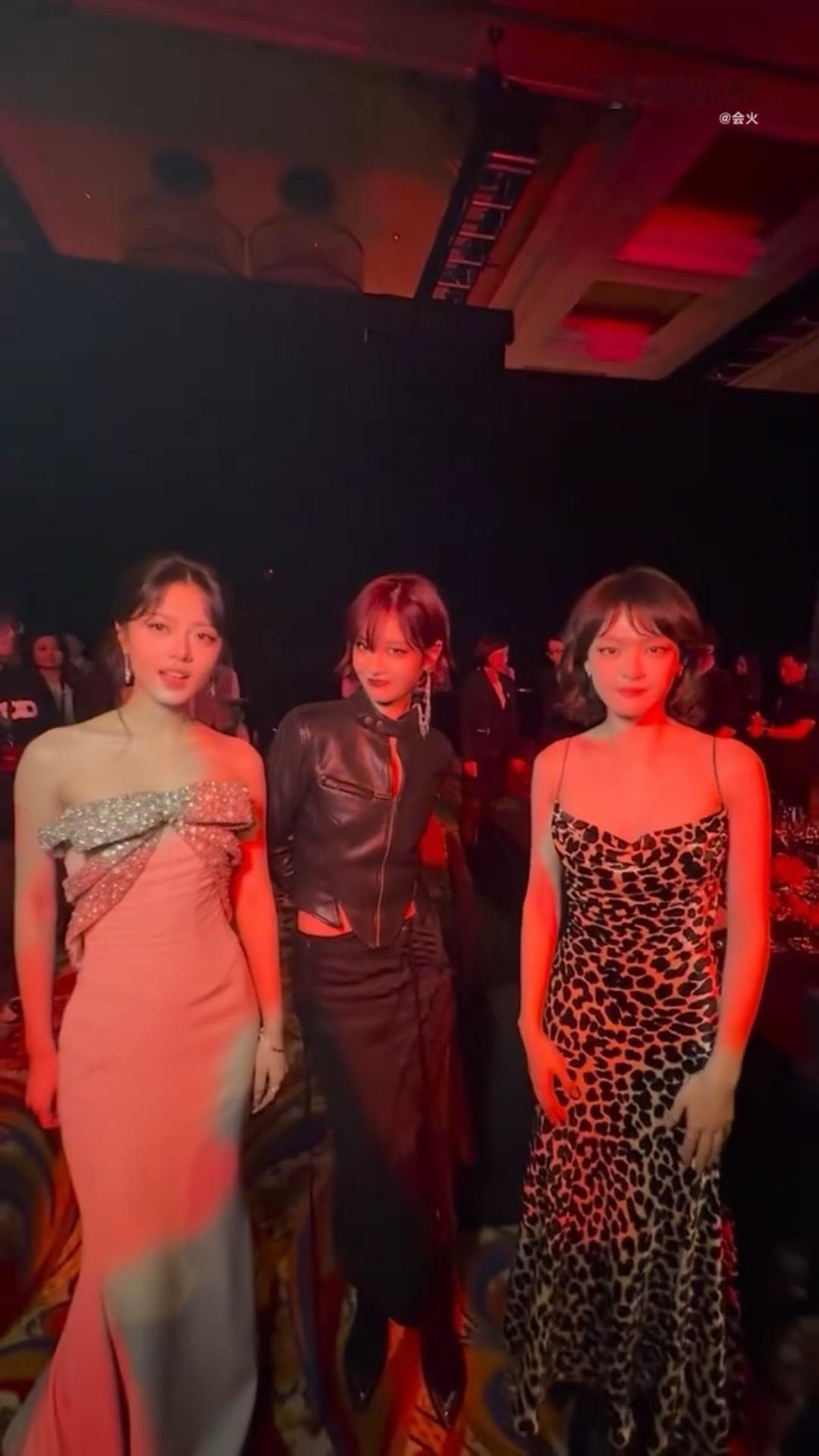 赵今麦、李庚希、文淇同框合照 ​​​